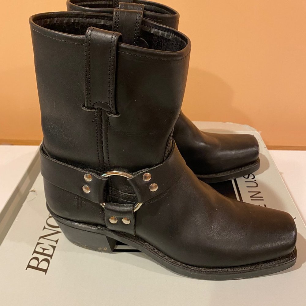 Frye Harness 8R Womens Boot Style 77455-1 - Size 8